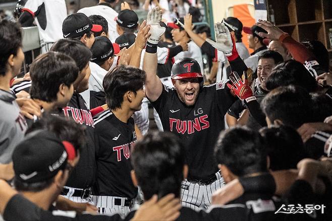 LG 오스틴 딘이 27일 대전한화생명볼파크에서 열린 한화와 원정경기에서 4타수 3안타 1홈런 1타점 1볼넷 3득점 활약으로 팀의 9-2 승리를 이끌었다. 사진제공|LG 트윈스