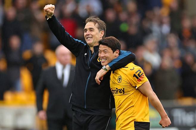 울버햄프턴 사령탑 시절 훌렌 로페테기 감독과 황희찬. 게티이미지코리아