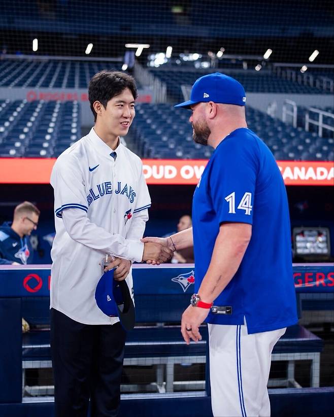 ▲ 토론토의 홈구장인 로저스 센터에서 토론토 메이저리그 구성원들과 만난 문서준 ⓒ토론토 구단 SNS