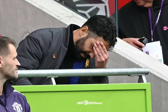 고개를 숙이는 루벤 아모림 맨유 감독. /AFPBBNews=뉴스1