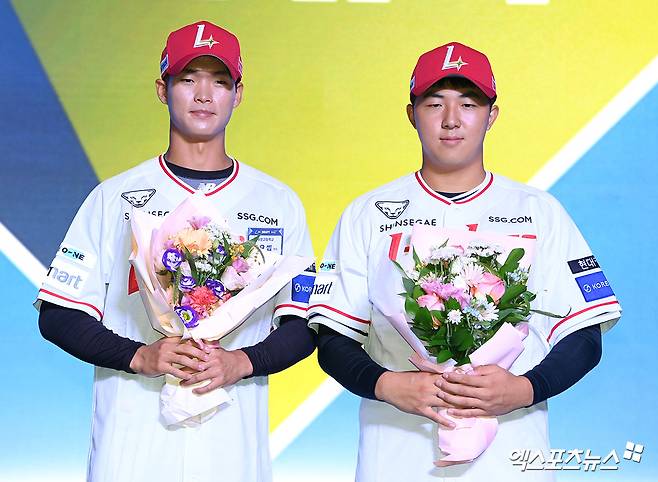 17일 오후 서울 송파구 롯데호텔 월드에서 열린 '2026 KBO 신인 드래프트'에 참석해 SSG 랜더스의 지명을 받은 선수들이 유니폼을 입고 기념 촬영을 하고 있다. 엑스포츠뉴스 DB