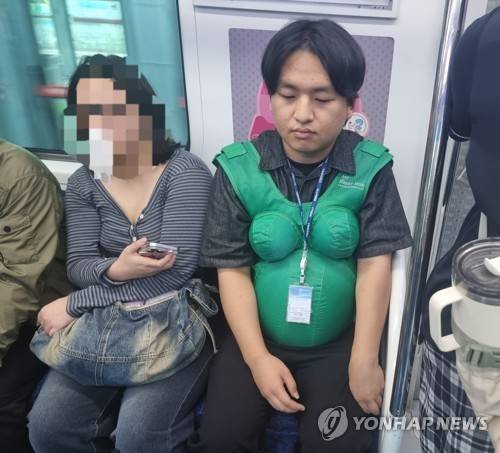 남자 대학생의 임신부 체험 (서울=연합뉴스) 서윤호 인턴기자 = 지난 22일 오후 서윤호 인턴기자가 임산부 체험복을 입고 1호선 열차 내 임산부 배려석에 잠시 앉았다. 2025.09.27