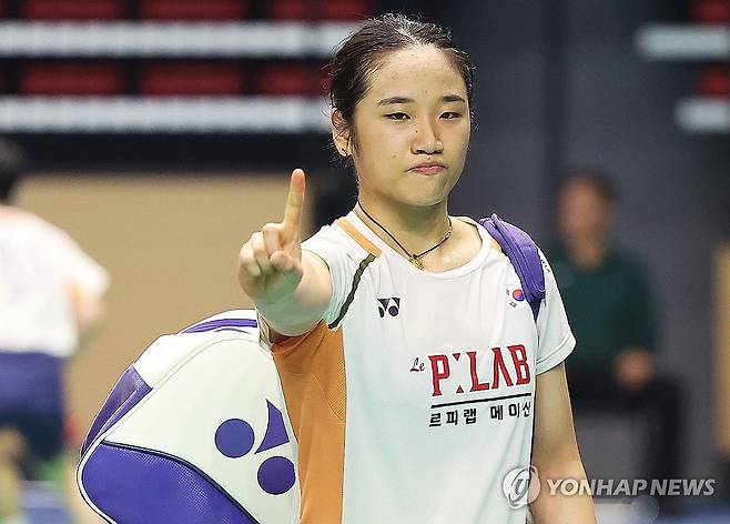 포즈 취한 안세영 (수원=연합뉴스) 홍기원 기자 = 26일 경기도 수원체육관에서 열린 '2025 수원 빅터 코리아아오픈 배드민턴선수권대회'여자단식 8강 경기에서 안세영이 일본의 미야자키 도모카에 승리한 후 포즈를 취하고 있다. 2025.9.26 xanadu@yna.co.kr