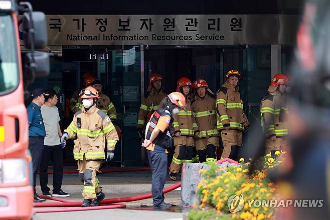 리튬배터리 화재 발생한 국정자원 (대전=연합뉴스) 신현우 기자 = 27일 대전 유성구 국가정보자원관리원(국정자원)에서 소방대원이 불에 탄 배터리를 살피고 있다.
전날 정부 전산시스템이 있는 국정자원에서 무정전·전원 장치(UPS)용 리튬이온 배터리 화재가 발생해 정부 전산 서비스가 대규모로 마비됐다. 2025.9.27 nowwego@yna.co.kr