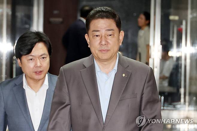 의총 참석하는 김병기 원내대표 (서울=연합뉴스) 김주성 기자 = 더불어민주당 김병기 원내대표가 27일 서울 여의도 국회에서 열린 의원총회에 참석하고 있다. 2025.9.27 utzza@yna.co.kr