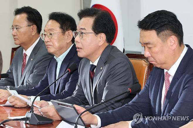 국민의힘 원내대책회의 (서울=연합뉴스) 김주성 기자 = 국민의힘 송언석 원내대표가 26일 서울 여의도 국회에서 열린 원내대책회의에서 발언하고 있다. 2025.9.26 utzza@yna.co.kr