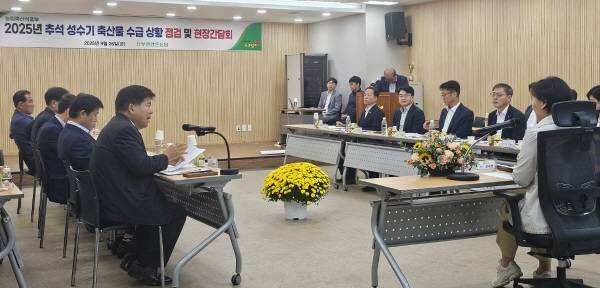 경남도는 지난 26일 김해 주촌면 소재 부경양돈농협 부경축산물공판장을 방문한 송미령 농림축산식품부장관에게 농어촌 기본소득 국비상향 등 농정 현안을 건의했다. / 경남도