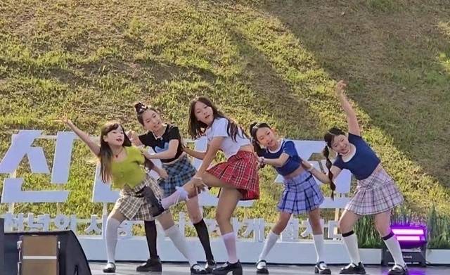 경북도가 경주 봉황대에서 개최한 신라난전 청소년가요제 댄스 본선에서 공연하는 레이첼팀. 최윤정 작가 제공