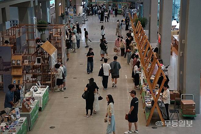 28일 오전 '책 읽는 ACC' 북마켓이 열리고 있는 문화정보원 지하3층 로비 모습