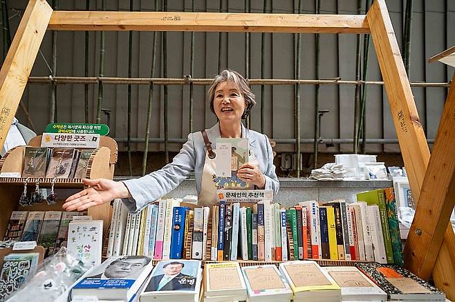 27일 오후 김정숙 여사가 ACC를 방문해 직접 '평산책방' 부스에서 방문객에게 책을 안내하고 있다.ACC 제공