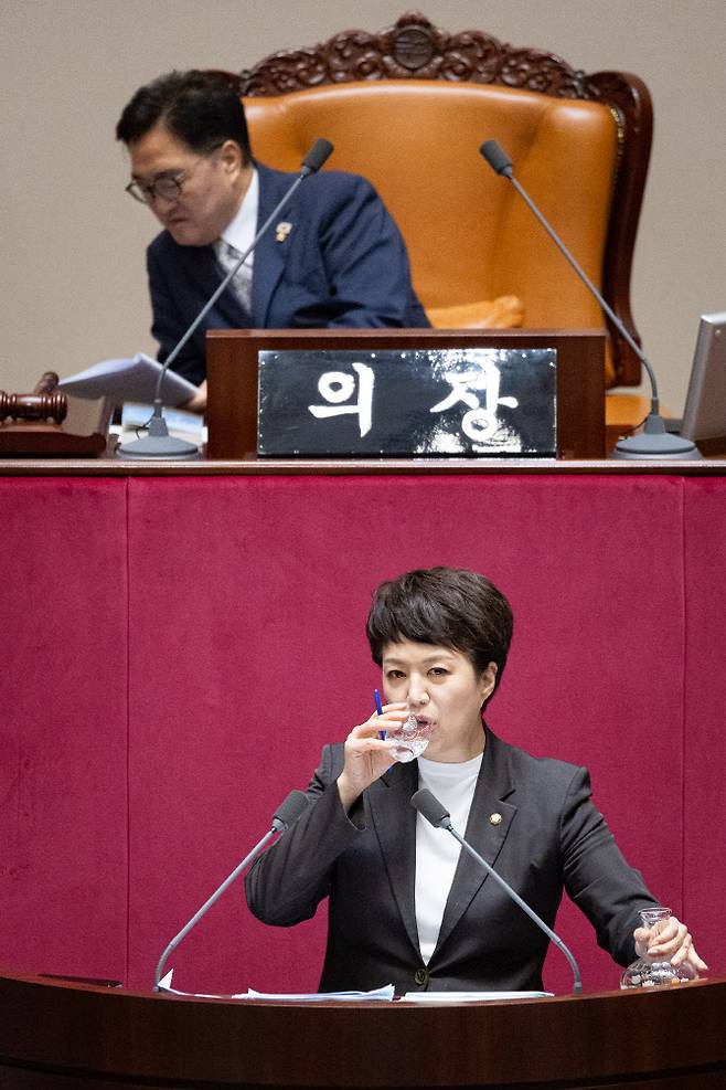 김은혜 국민의힘 의원이 28일 서울 여의도 국회에서 열린 제429회 국회(정기회) 제9차 본회의에서 국회에서의 증언·감정 등에 관한 법률 일부개정법률안(대안)에 대한 무제한토론(필리버스터)에 앞서 물을 마시고 있다.(사진=뉴스1)