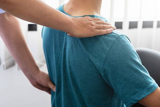 통증이 반복되거나 장기화된다면 조기에 전문의 상담을 받아 정확한 원인 파악과 맞춤형 치료 계획을 세우는 것이 필요하다. 사진=게티이미지뱅크
