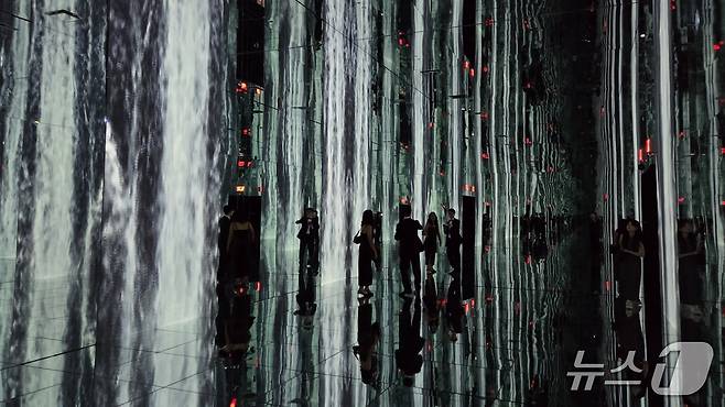 '아르떼뮤지엄뉴욕'에 마련된 미디어아트 작품 '폭포'(워터폴 인피니트) 2025.9.25/ⓒ뉴스1 이정후 기자