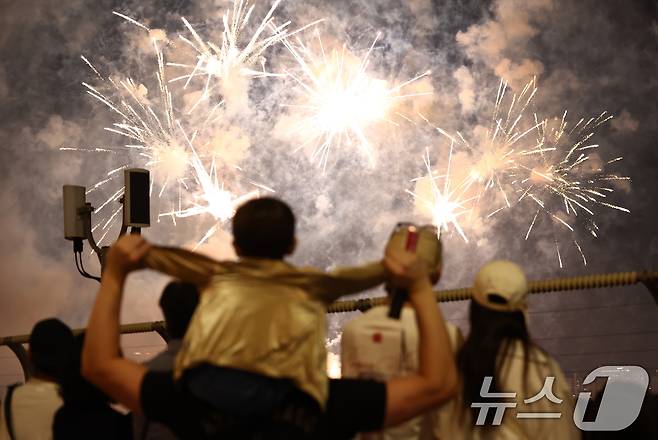 27일 서울 여의도 한강공원 일대에서 열린 '2025 서울세계불꽃축제'에서 시민들이 화려한 불꽃쇼를 보고 있다. 2025.9.27/뉴스1 ⓒ News1 김민지 기자