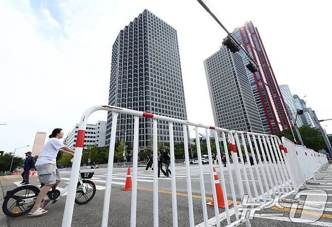 서울세계불꽃축제 2025가 열리는 27일 서울 여의도 한강공원 인근이 통제되고 있다. 2025.9.27/뉴스1 ⓒ News1 김민지 기자