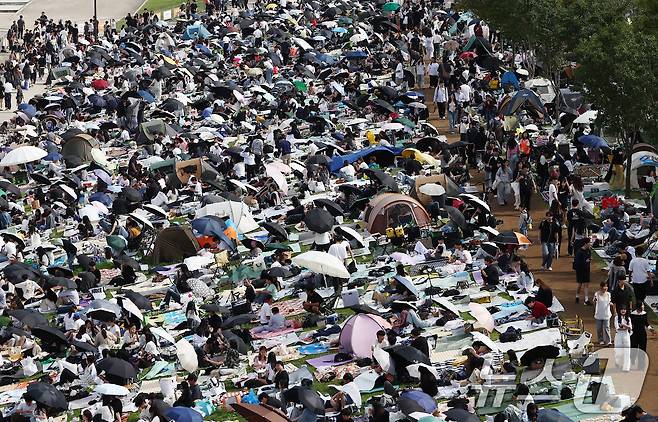 서울세계불꽃축제 2025가 열리는 27일 서울 여의도 한강공원에서 시민들이 돗자리를 펴두고 자리를 선점하고 있다. 2025.9.27/뉴스1 ⓒ News1 김민지 기자