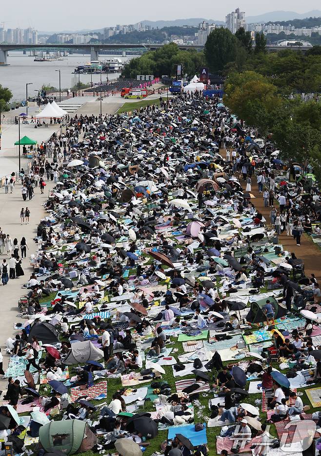 서울세계불꽃축제 2025가 열리는 27일 서울 여의도 한강공원에서 시민들이 돗자리를 펴두고 자리를 선점하고 있다. 2025.9.27/뉴스1 ⓒ News1 김민지 기자