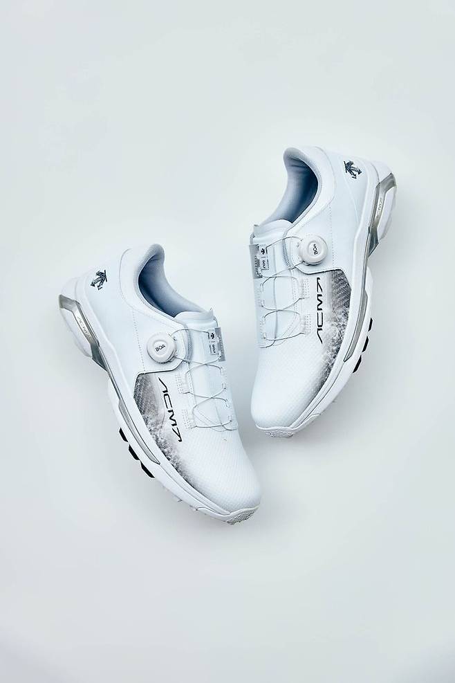 데상트골프의 최상위 라인 아크먼트 라인의 골프화 '아크먼트 프로'.(데상트골프제공)