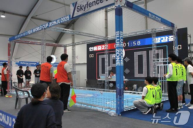 전주드론축구월드컵 마지막 날인 28일 전주월드컵경기장 광장 일대에서 '국토교통부장관기 추중고 드론축구대회'가 한창이다. 2025.9.28/뉴스1 신준수 기자