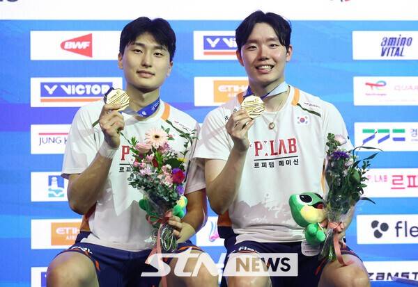 김원호, 서승재가 28일 경기 수원실내체육관에서 열린 2025 세계배드민턴연맹(BWF) 월드 투어 슈퍼 500 코리아오픈 남자 복식 결승전 시상식에서 우승 메달을 들고 포즈를 취하고 있다. /사진=뉴시스