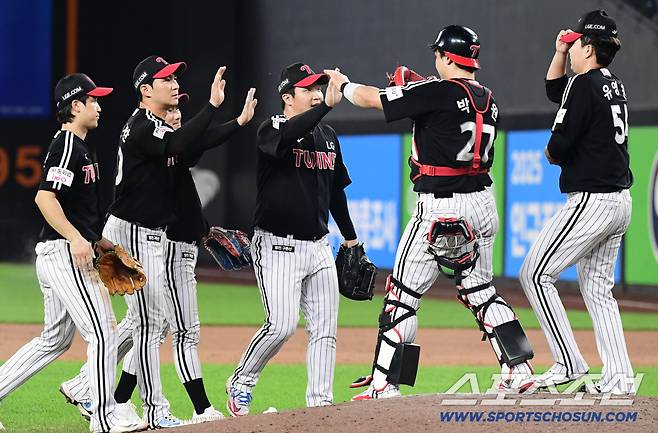 LG가 한화에 승리했다. 경기 종료 후 승리의 기쁨을 나누고 있는 LG 선수들.