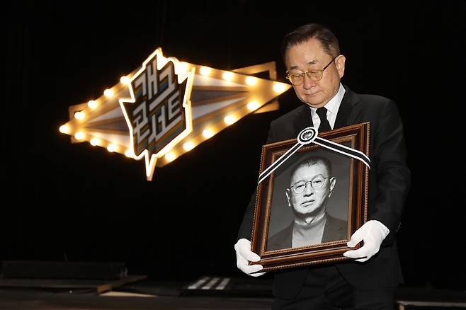 개그맨 전유성 마지막 무대
(서울=연합뉴스) 강민지 기자 = 개그맨 이홍렬이 28일 서울 영등포구 여의도 KBS 신관 '개그콘서트' 녹화 스튜디오에서 엄수된 개그맨 전유성 노제에서 영정을 운구하고 있다. 2025.9.28
mjkang@yna.co.kr
(끝)
<저작권자(c) 연합뉴스, 무단 전재-재배포, AI 학습 및 활용 금지>