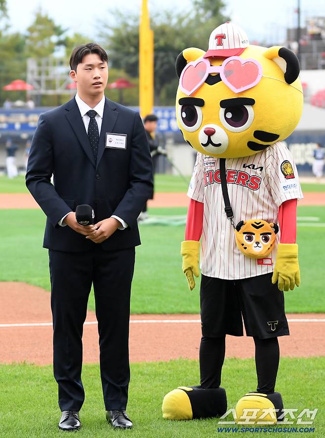 27일 광주 기아챔피언스필드에서 열린 KIA 타이거즈와 NC 다이노스의 경기. 2026 KBO 신인 드래프트에서 지명받은 김현수가 팬들에게 인사를 하고 있다. 광주=박재만 기자 pjm@sportschosun.com/2025.09.27/