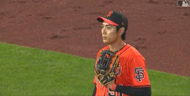 샌프란시스코 중견수 이정후가 27일 콜로라도전 8회초 수비 때 1사 1루에서 뜬공을 잡아 두 번째 아웃카운트를 잡은 뒤 이닝을 마친 것으로 착각하고, 공을 관중석으로 던지는 어처구니 없는 실책을 했다. 동료들의 사인을 보고 자신의 실책을 깨달은 뒤 표정이 굳어버린 이정후. MLB 중계화면 캡쳐