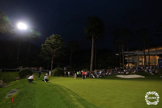 제25회 하이트진로 챔피언십 FR 라이트 켜진 18번홀 그린