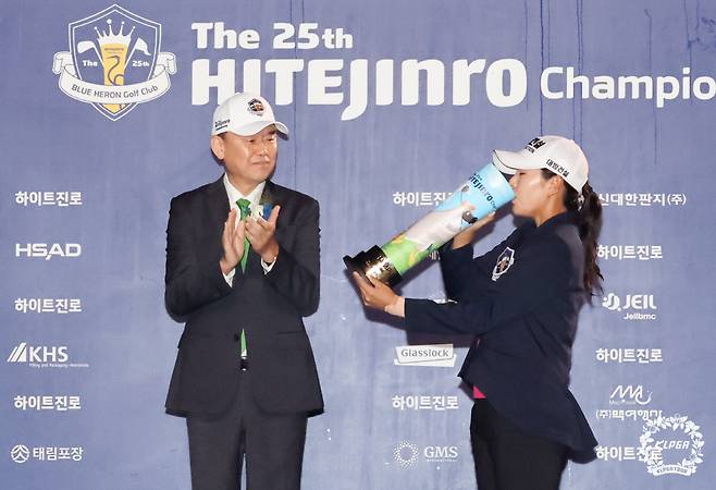 성유진 제25회 하이트진로 챔피언십 FR 우승자 세리머니