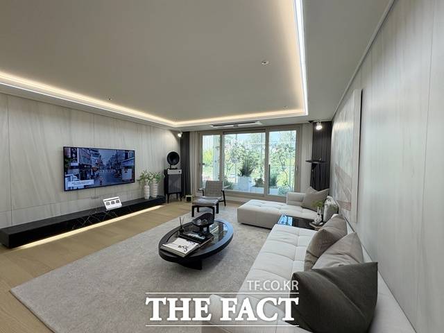 견본주택을 방문한 70대 여성은 "전반적으로 구조가 넓어 보인다"고 평가했다. /공미나 기자