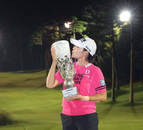 성유진이 메이저 대회 하이트진로 챔피언십 우승 직후 트로피에 입맞춤을 하고 있다. KLPGA 제공