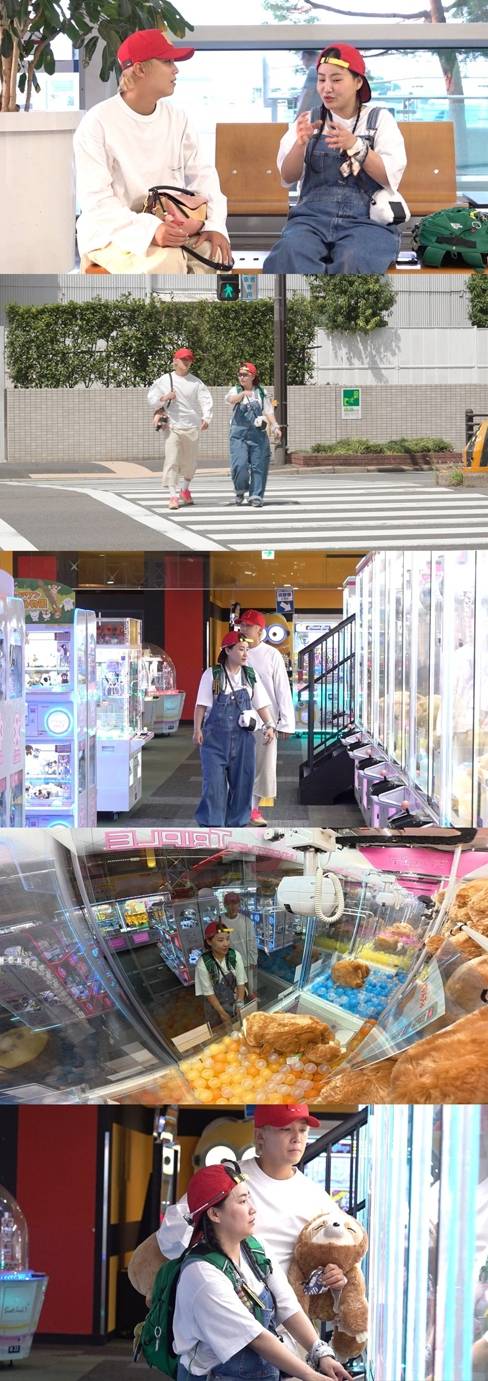 28일 방송되는 SBS ‘미운 우리 새끼’(미우새)에서는 ‘게임 남매’ 출연자 조현아와 이홍기가 인형 뽑기의 성지로 불리는 일본 오사카로 여행을 떠나는 모습이 그려진다. 수백 개의 인형을 뽑을 정도로 뽑기에 진심인 조현아는 상상을 초월하는 기술로 스튜디오를 충격에 빠뜨린다. 배가 고프면 과자를 뽑고 목이 마르면 음료수를 뽑으면 된다는 남다른 철학을 공개하는가 하면, 현지 인형 뽑기 고수와 즉흥적으로 한일 대결을 펼쳐 손에 땀을 쥐게 하는 긴장감을 선사한다. 과연 조현아는 일본 고수를 꺾고 승리할 수 있을지 궁금증을 자아낸다.