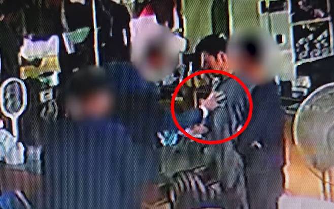 집행관이 양치승의 가슴 부위를 만지고 있는 장면. /양치승 유튜브