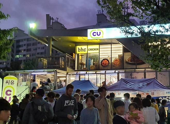 지난해 서울국제불꽃축제가 열린 행사장 인근 편의점(CU 여의도 선착장 1호점)이 고객들로 붐비고 있는 모습. /BGF리테일 제공