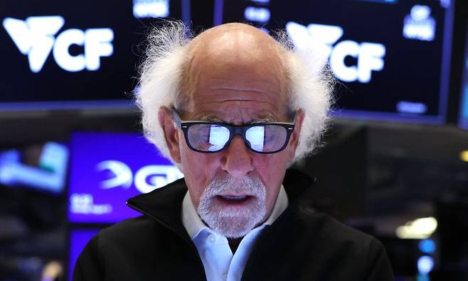 미국 경제가 우려와 달리 탄탄한 흐름을 보이는 것은 증시 상승에 따른 이른바 '부의 효과' 때문으로 증시가 어떤 이유에서건 하락으로 방향을 틀면 이 모래 위에 지은 미 경제라는 성이 무너질 것이라는 경고가 나오고 있다. AFP 연합