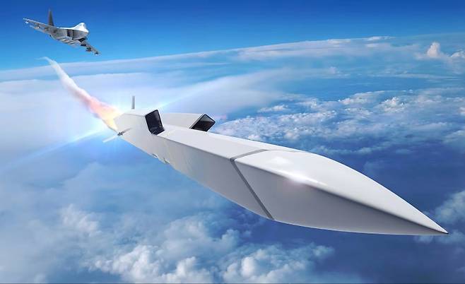 KF-21이 음속의 2~3배 속도로 300㎞ 이상을 날아가 적 함정을 타격하는 초음속 공대함 미사일 발사 상상도. 우리 군이 보유한 공대함 미사일 ‘하푼’은 사거리가 120㎞에 불과하다. 300㎞를 날아간다며 목표물 타격에 16분이 걸린다, 초음속 공대함 미사일로는 약 6분이면 타격이 가능하다. 적이 요격할 가능성도 떨어진다. 국과연(ADD) 제공