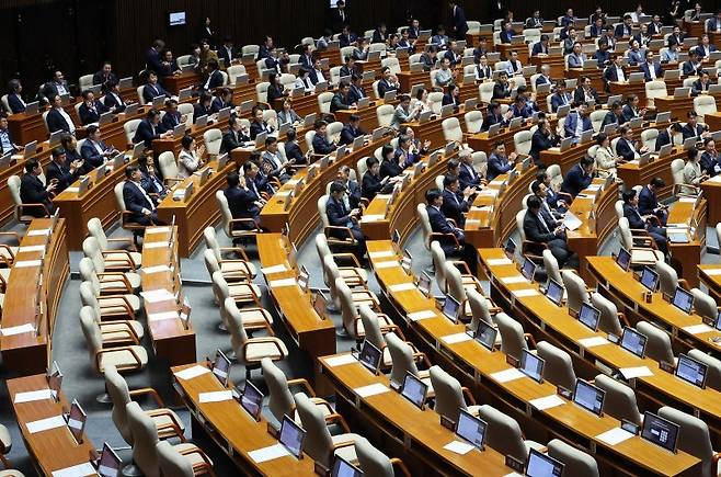 더불어민주당 의원들이 지난 8월 25일 서울 여의도 국회 본회의에서 상법 일부개정법률안(2차 상법 개정안)이 통과되자 박수치고 있다. /사진=뉴시스