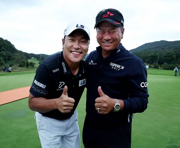 2025년 한국프로골프(KPGA) 투어 현대해상 최경주 인비테이셔널 우승 경쟁을 차지한 전가람 프로가 호스트인 최경주 프로와 기념 촬영하는 모습이다. 사진제공=KPGA (사진을 무단으로 사용하지 마십시오.)