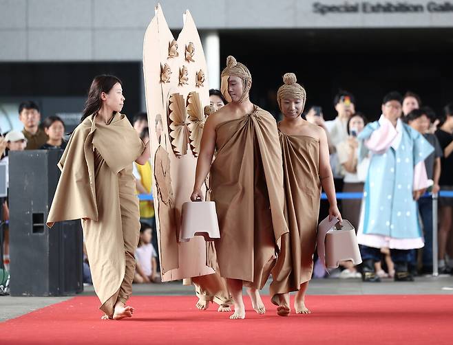 27일 서울 용산구 국립중앙박물관에서 열린 ‘2025 국중박 분장대회’에서 직장인들로 이루어진 참가자팀이 분장을 한 채 입장하고 있다. 연합뉴스
