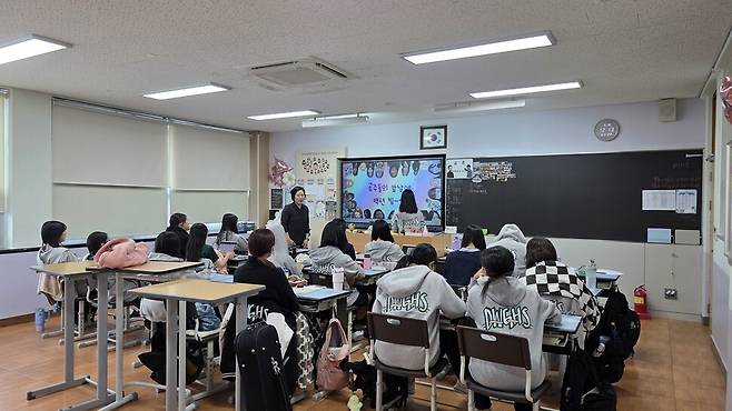 심리학 시간강사 나선씨가 고등학교에서 심리학 수업을 하는 모습. 나선씨 제공