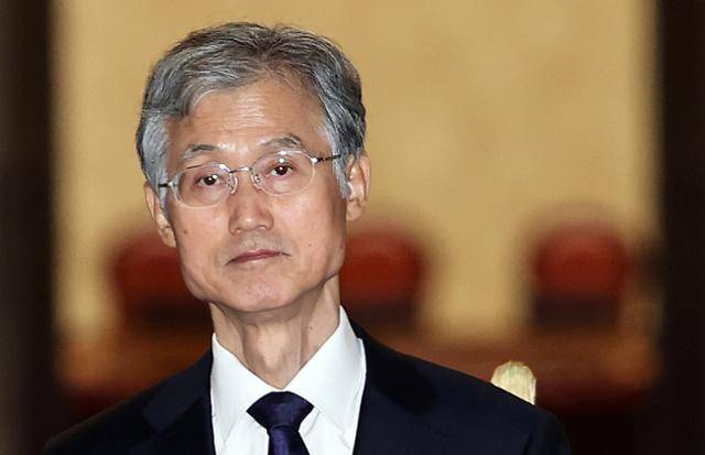 조희대 대법원장이 25일 서울 서초구 대법원 청사를 나서고 있다. 여권으로부터 자진 사퇴 압박을 받는 조 대법원장은 이날 열린 신임 법관 임명식에서 "헌법은 재판의 독립을 천명하고 법관의 신분을 보장하고 있다"고 밝혔다. 뉴스1