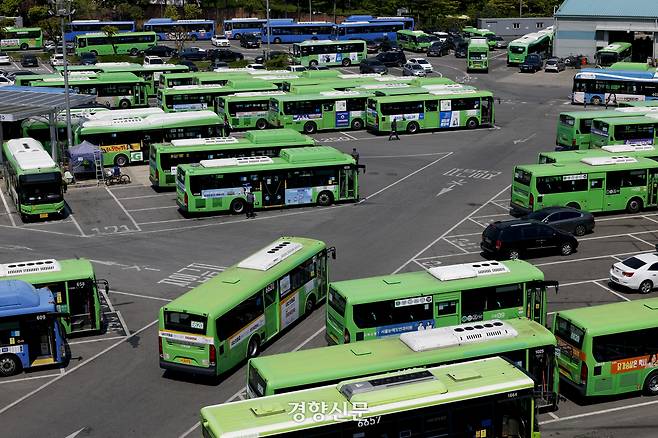 서울 양천구의 버스 공영차고지에 운행을 앞둔 버스가 대기하고 있다. 문재원 기자