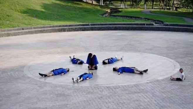 지난 7월 온라인에서 화제가 된 학사모를 쓰고 누워있는 모습의 대학 졸업사진. 웨이보