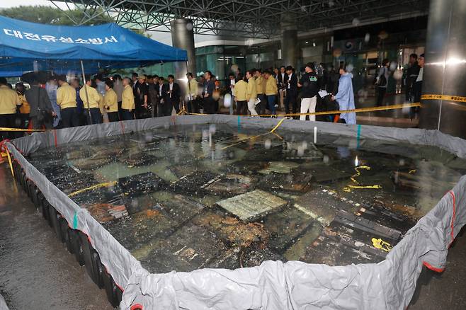 수조에 담긴 불탄 배터리들 불에 탄 리튬이온 배터리들이 28일 대전 유성구 국가정보자원관리원 앞 소화수조에 담겨 있다. 지난 26일 밤 발생한 배터리 화재는 22시간 만인 27일 저녁 진화됐다. 연합뉴스