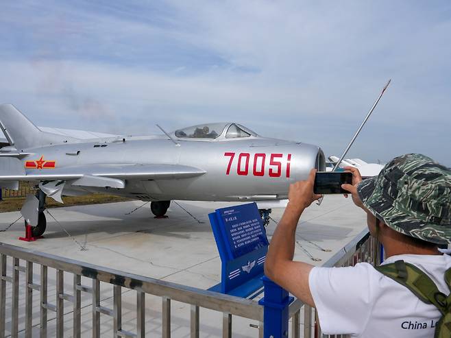 지난 19일 중국 지린성 창춘에서 개막한 창춘 에어쇼에서 최신 전투기들이 창공을 가르고 있다. 행사장에선 무인기로 개조된 J-6 전투기도 전시돼 관람객의 눈길을 끌었다. 신화연합뉴스