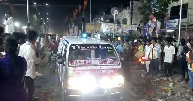 27일 인도 타밀나두주 카루르에서 열린 정치인 비제이의 유세 현장에 사람들이 몰려 있다. 이곳에서 압사 사고가 벌어져 최소 39명이 숨졌다. BBC 홈페이지 갈무리