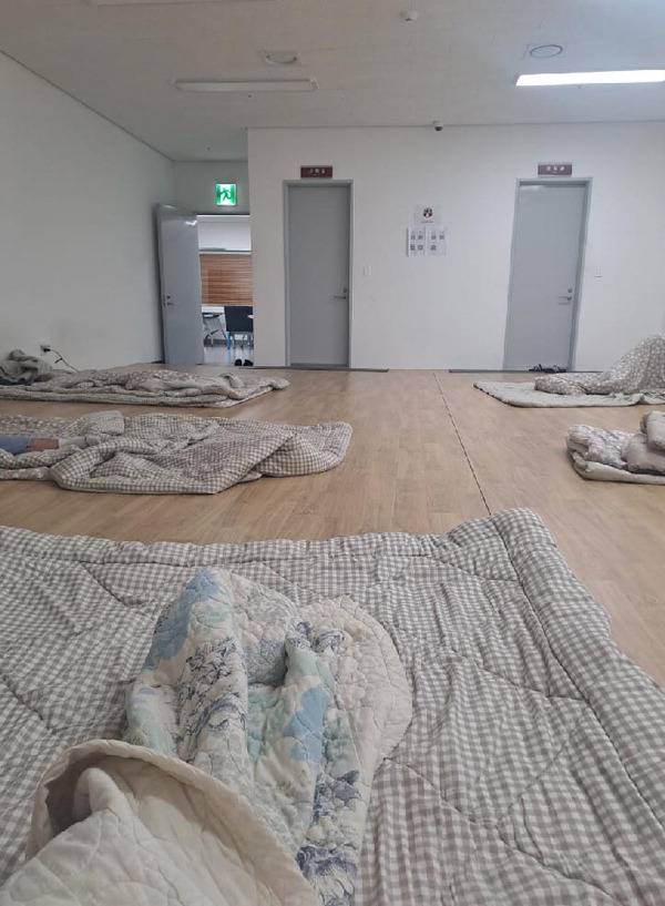 기니 국적의 A 씨가 머문 김해국제공항의 출국대기실. 공익법단체 두루 제공