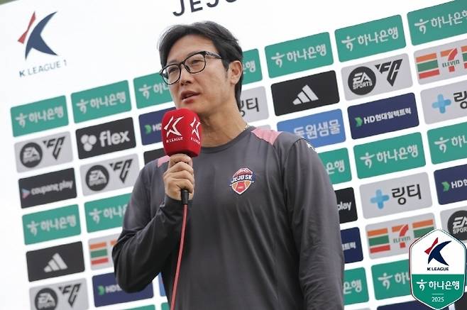 김학범 감독의 사퇴로 수원 FC전에서 제주 SK를 이끈 김정수 감독대행. 사진=한국프로축구연맹