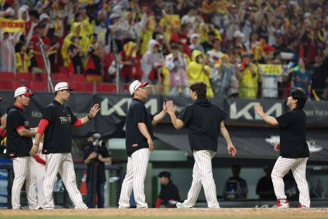 이범호 감독과 KIA 선수들/KIA 타이거즈